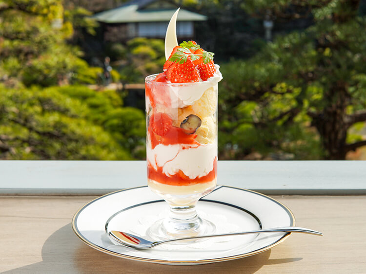 イチゴパフェ | カフェ 相楽園パーラー | THE SORAKUEN 旧：相楽園会館